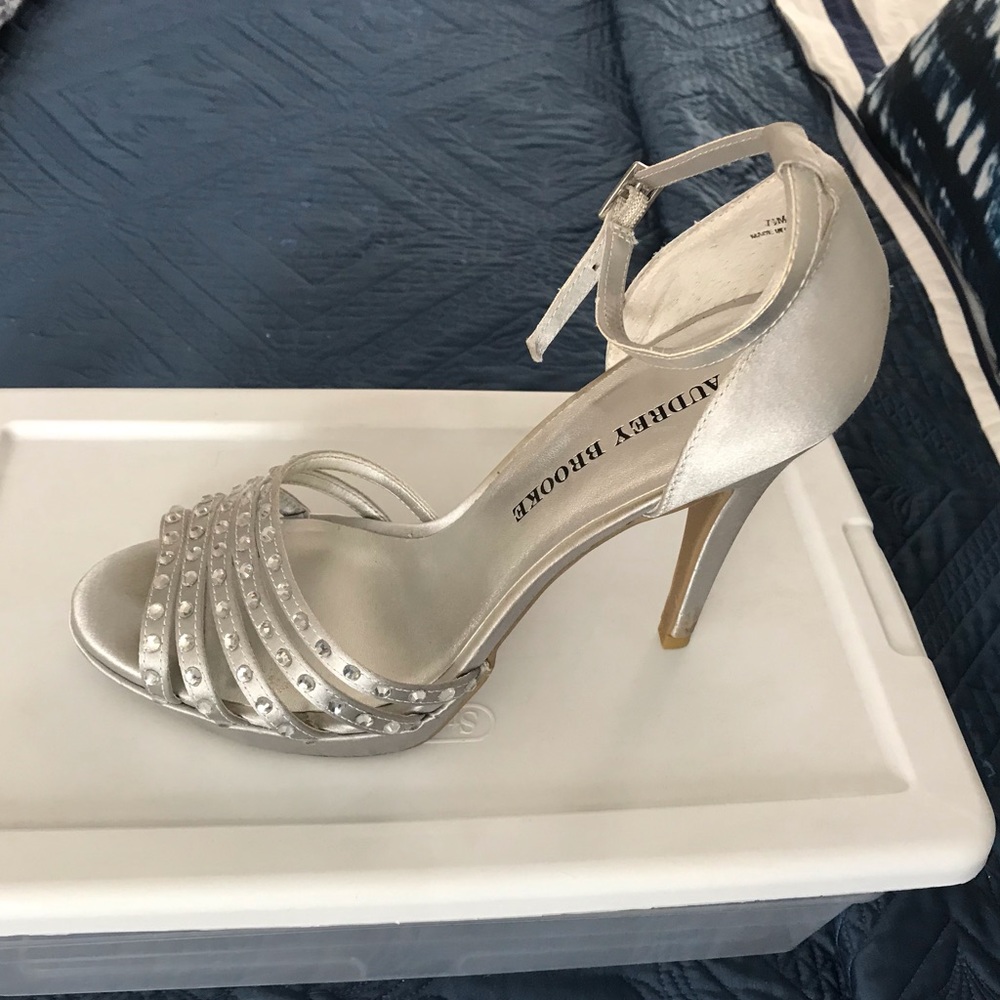 Strappey pumps with ankle strap; size 7.5
